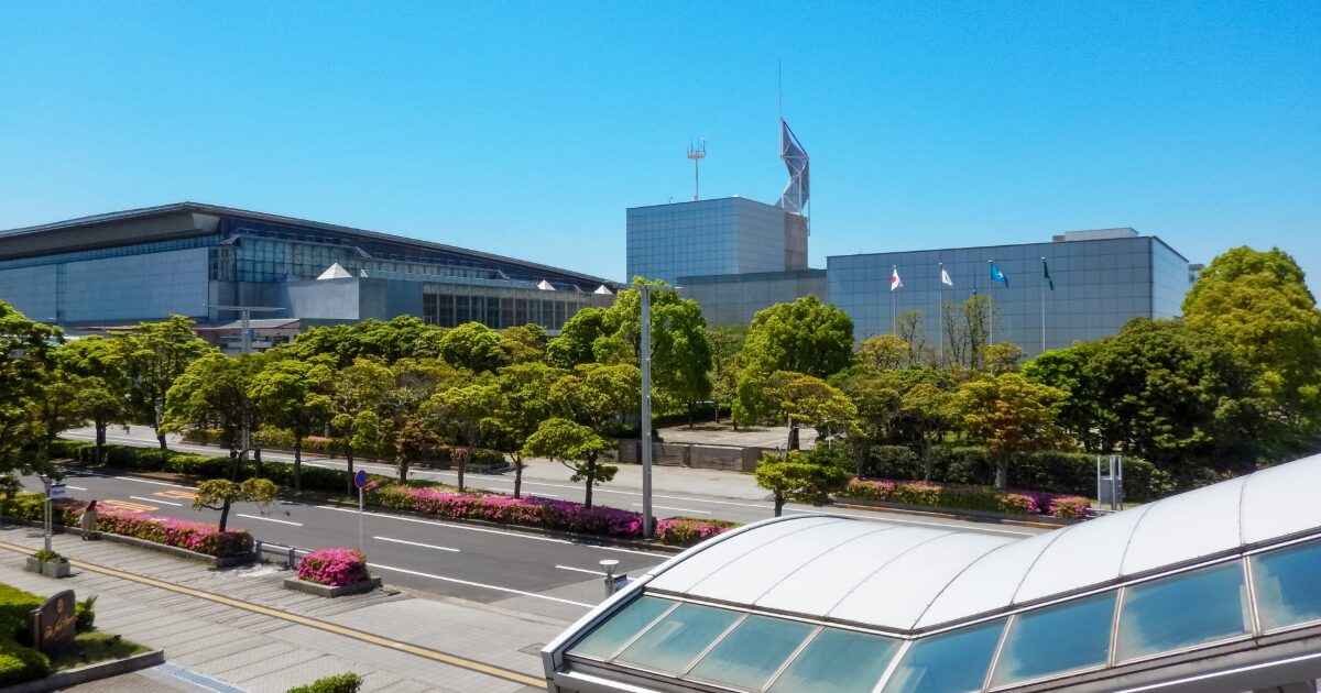 幕張メッセ周辺の近代的な建物と街路樹の景観