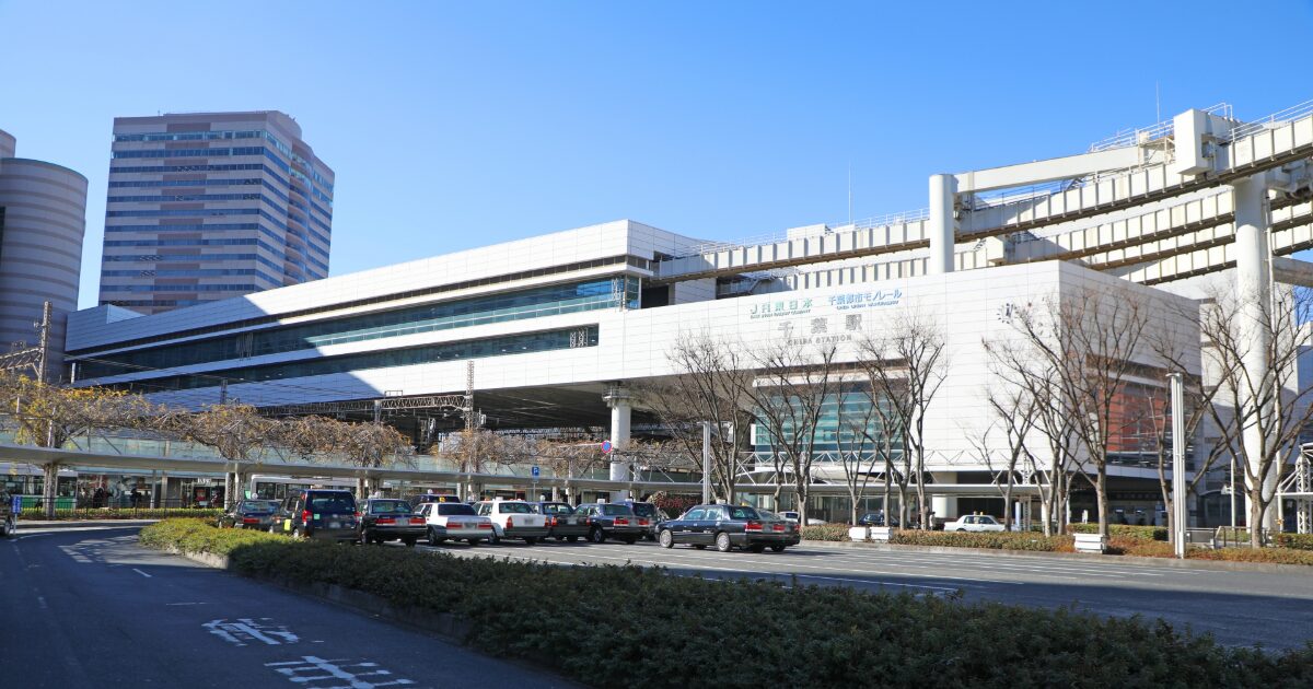 千葉駅周辺の駅舎とモノレールが走る都市風景
