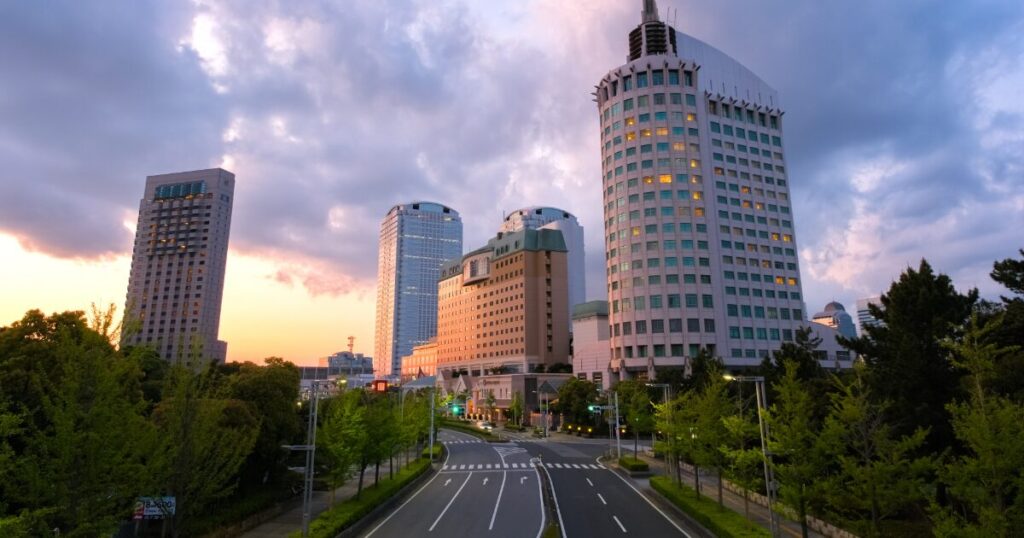夕焼けに染まる千葉の高層ビル群と都市道路の風景