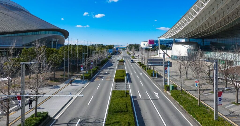 幕張メッセ周辺の広い道路と近代建築が並ぶ街並み