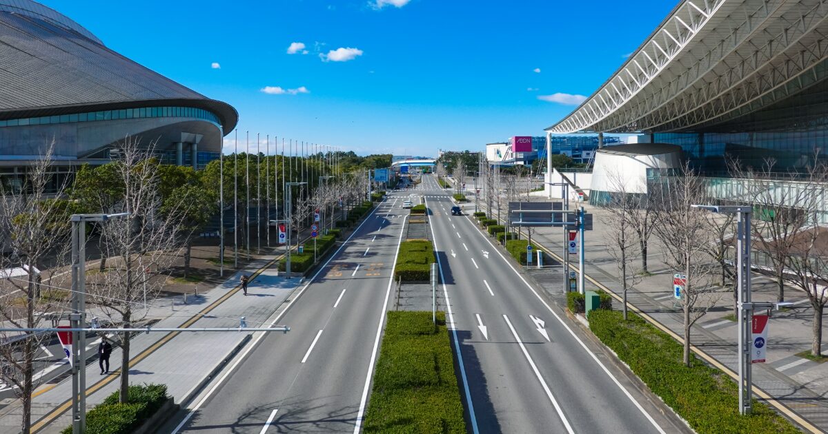 幕張メッセ周辺の広い道路と近代建築が並ぶ街並み