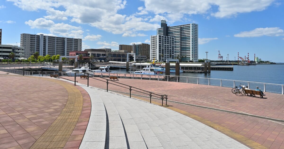 千葉みなと港の遊歩道と停泊する船の景観