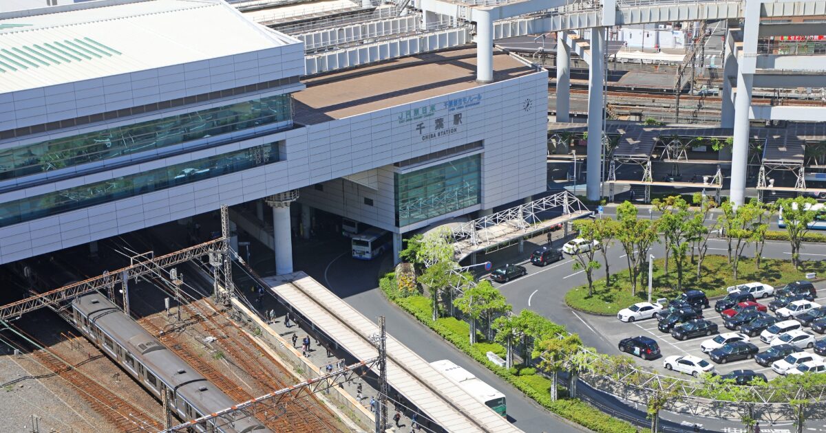 千葉駅周辺の鉄道とモノレールが交差する都市風景