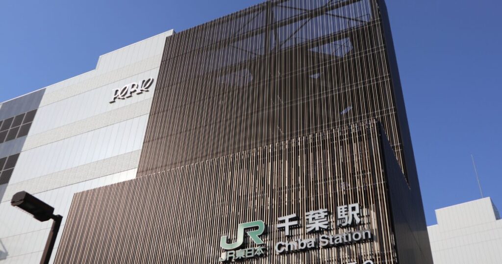 JR千葉駅ビルと商業施設ペリエの外観