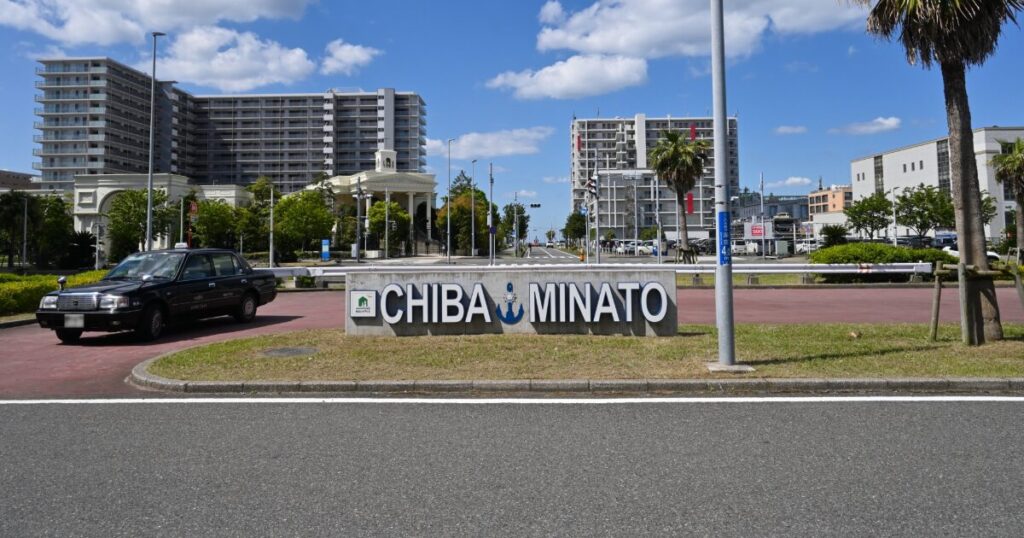 千葉みなとのモニュメントとヤシ並木がある街並み