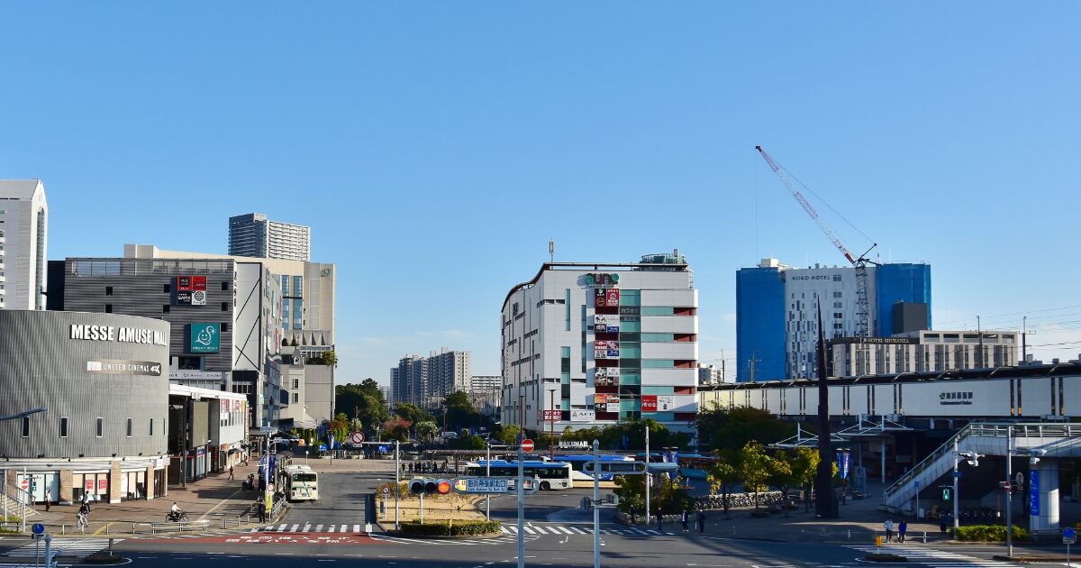 幕張駅周辺の商業施設とバスロータリーの街並み