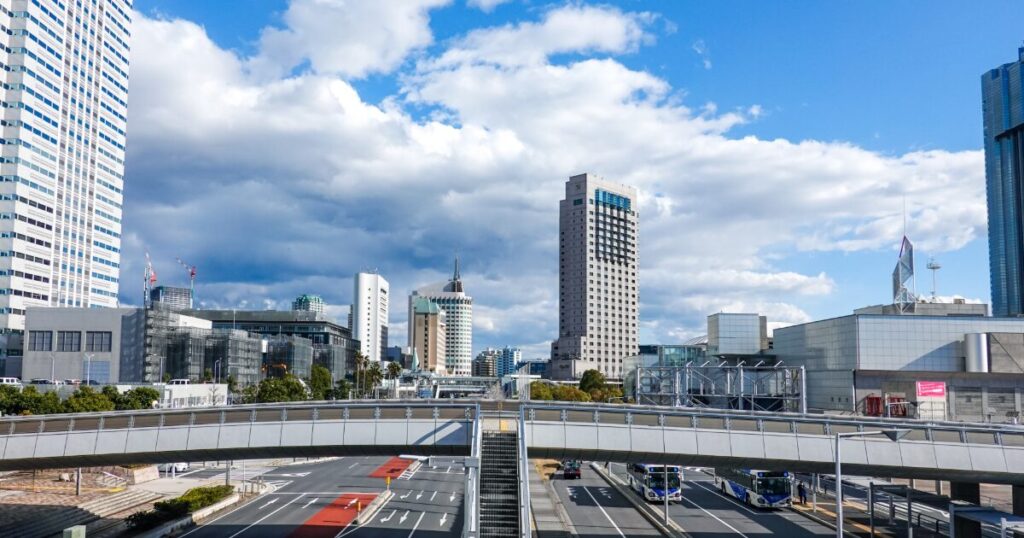 高層ビル群と歩道橋が交差する都市中心部の風景