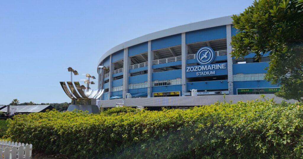 ZOZOマリンスタジアム外観と周辺緑地の景観