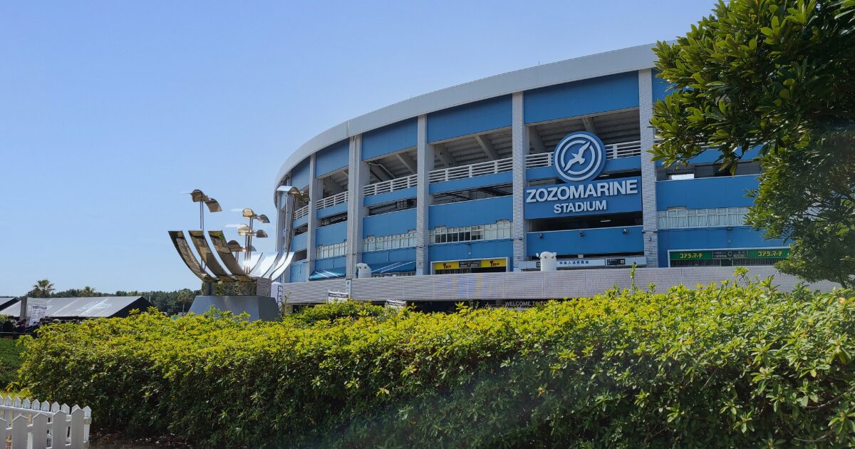 ZOZOマリンスタジアム外観と周辺緑地の景観