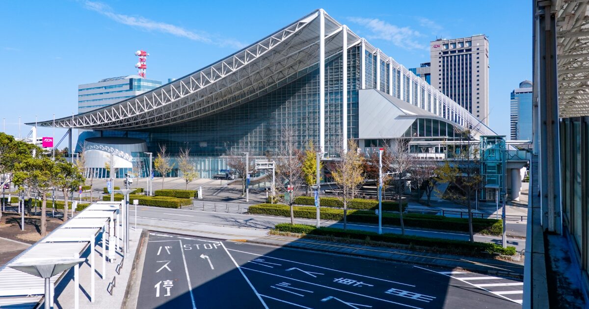 幕張メッセのガラス張り展示場と広い道路景観
