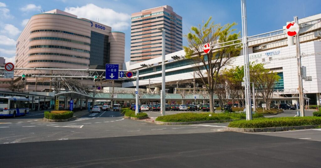 千葉駅前ロータリーとそごう千葉店の都市風景