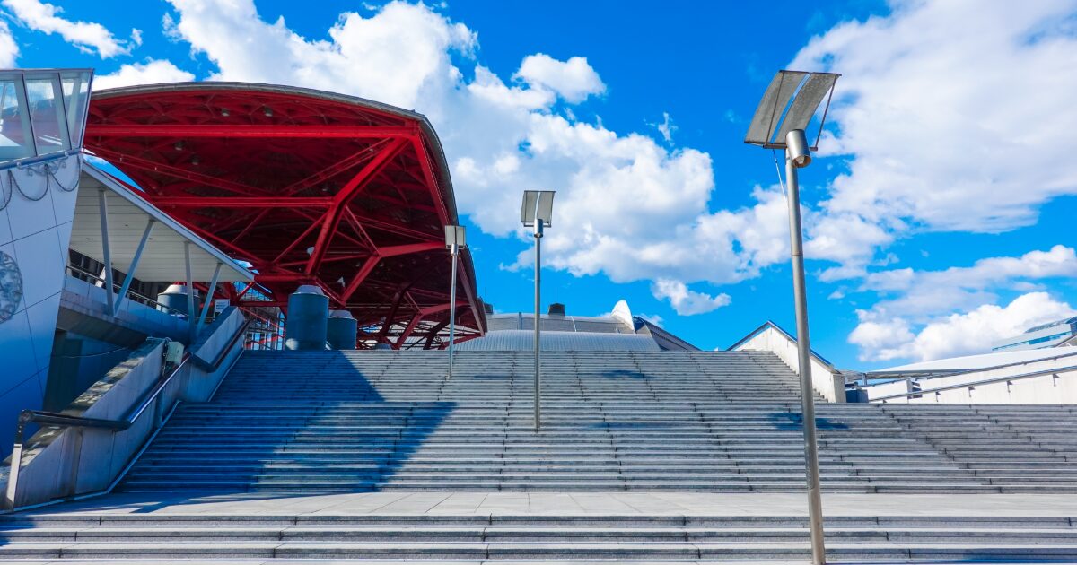 幕張メッセの赤い屋根と広い階段の建築景観