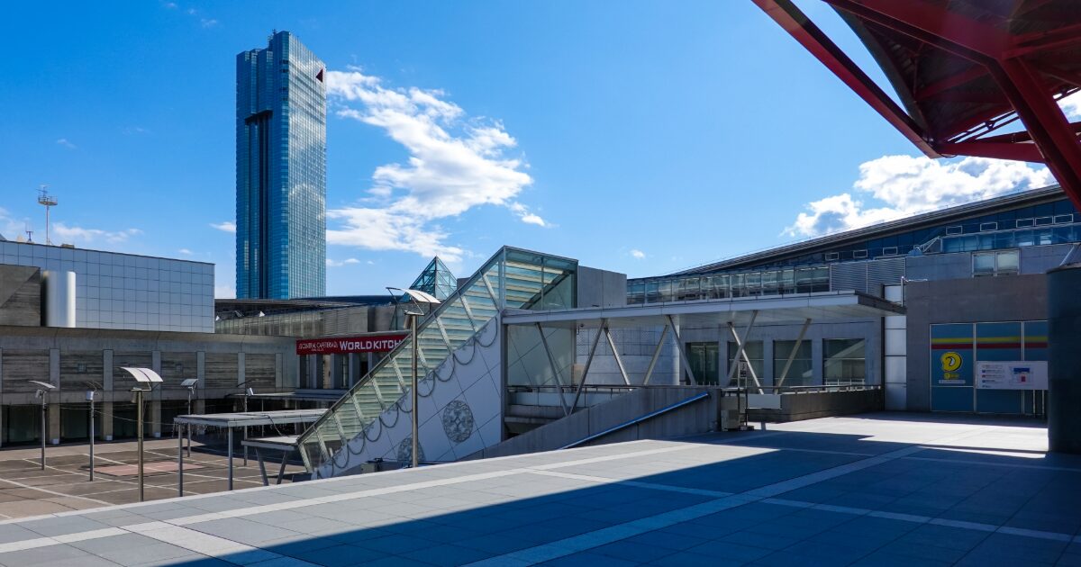 幕張新都心の近代建築と高層ビルの街並み