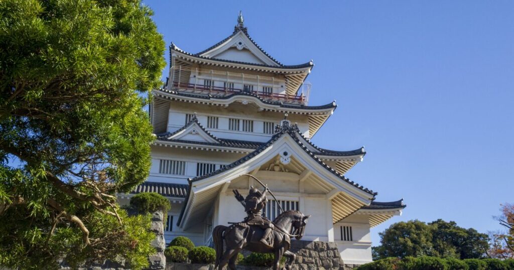 千葉城と騎馬武者像がある歴史的観光スポット