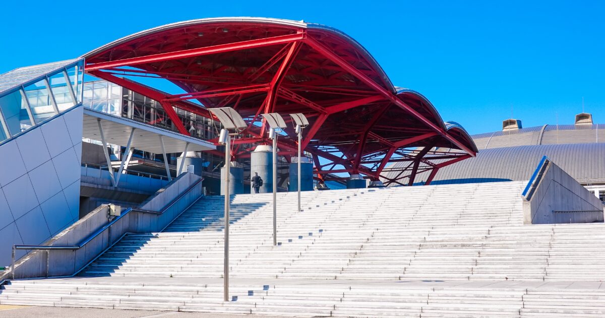 幕張メッセの特徴的な赤い屋根と大階段の外観