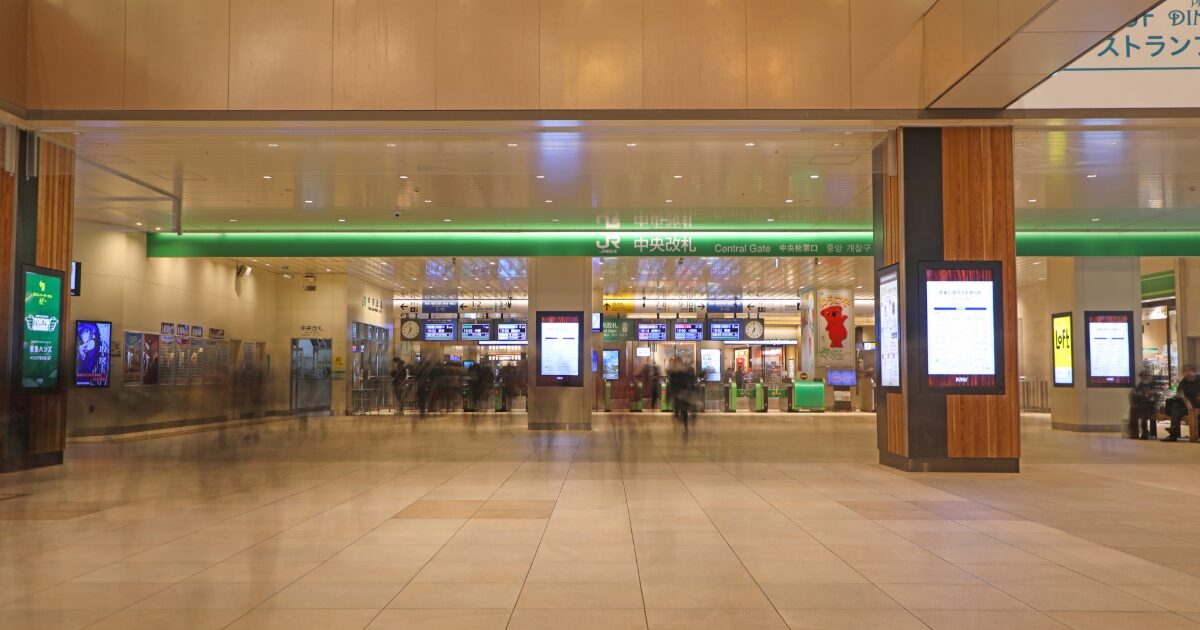 JR千葉駅中央改札の広いコンコースと改札口風景