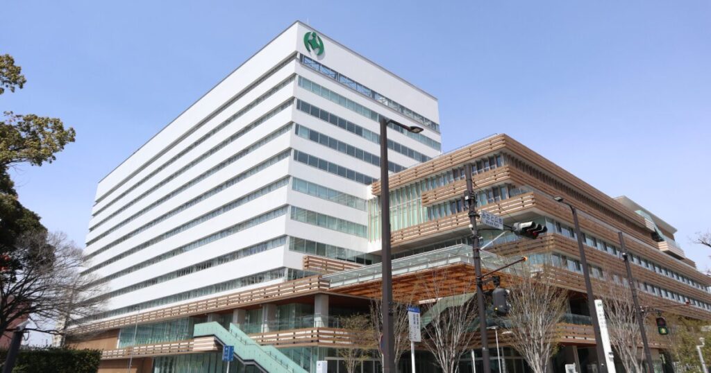 千葉市役所の近代的な庁舎外観と街並み