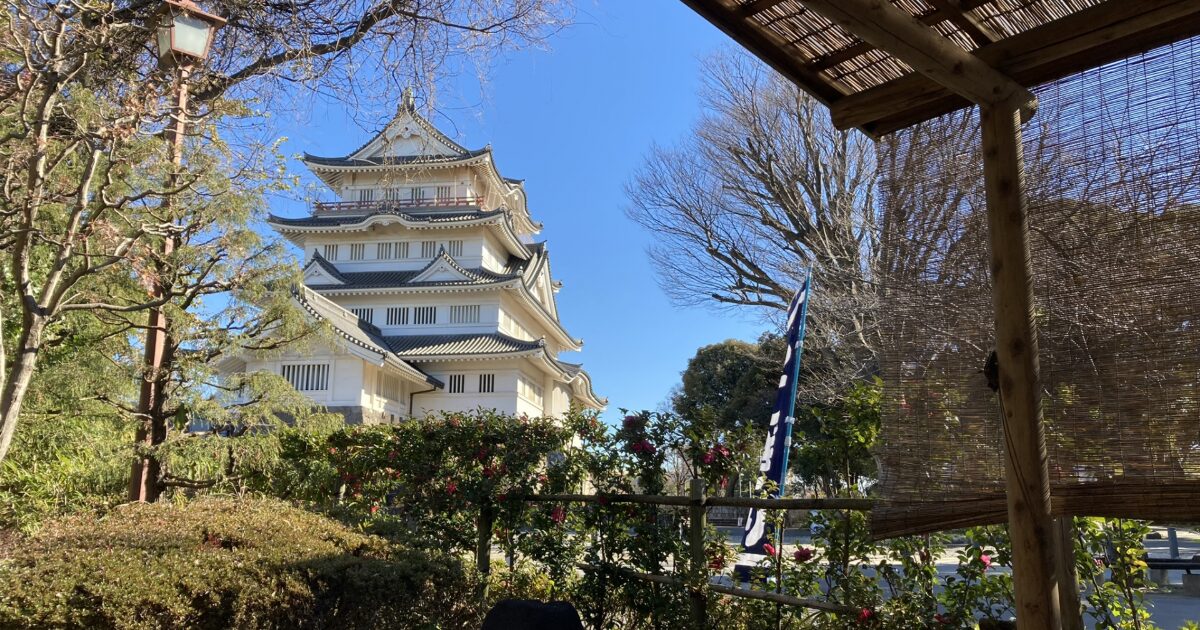 青空の下にそびえる千葉城と庭園の風景
