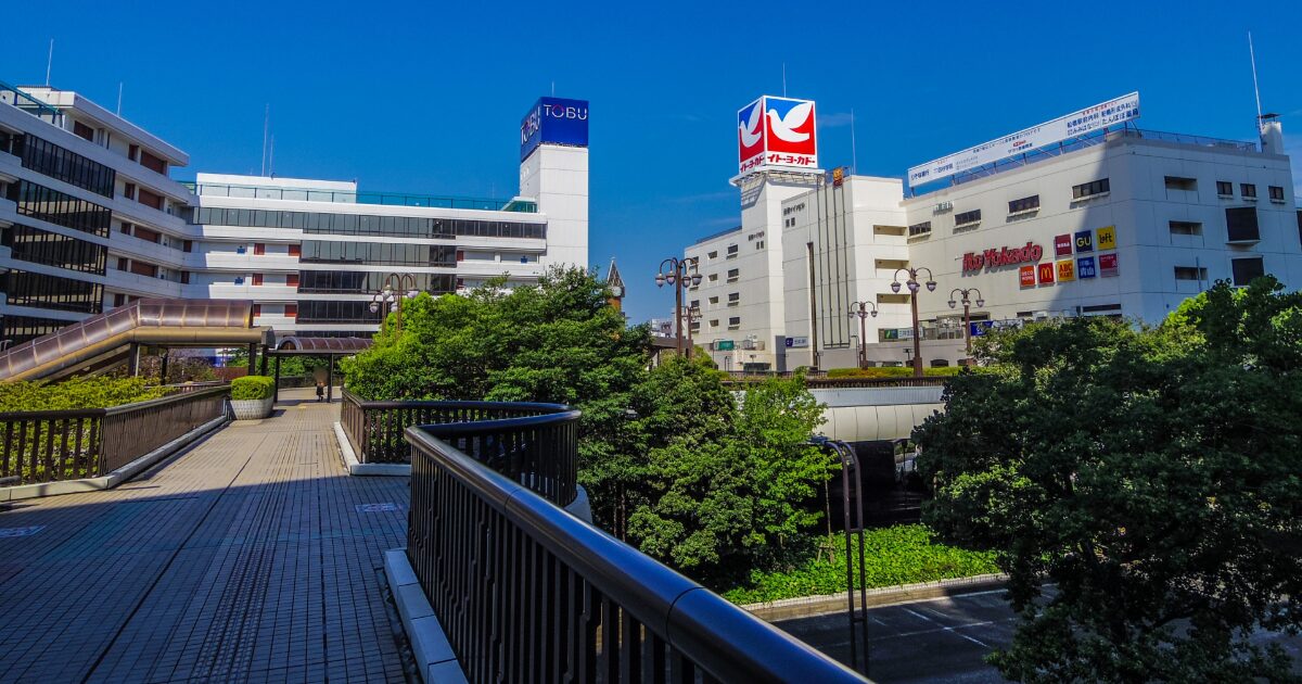 船橋駅周辺の商業施設と歩道デッキの景観