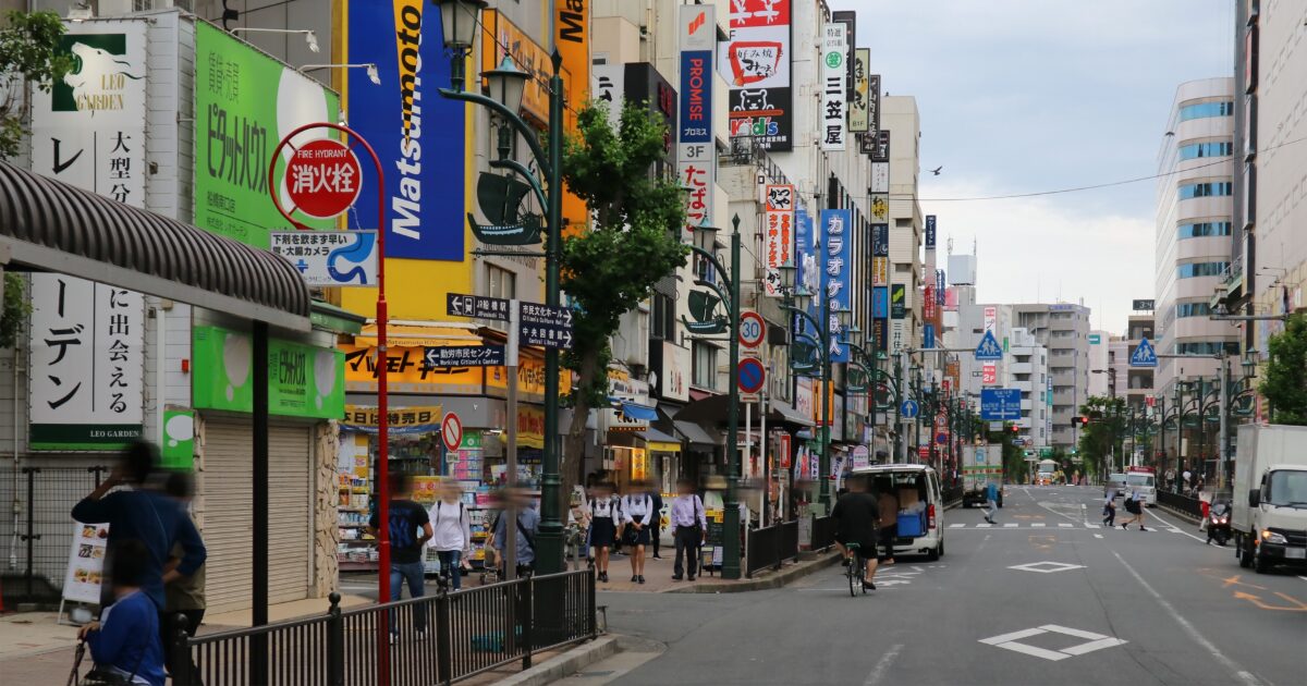 船橋駅周辺の商店街と通りの風景
