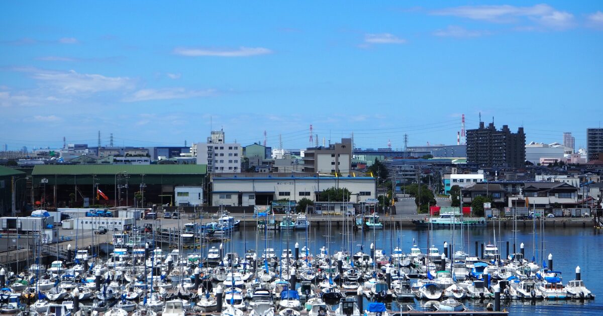 船橋の港に並ぶボートと市街地の景色