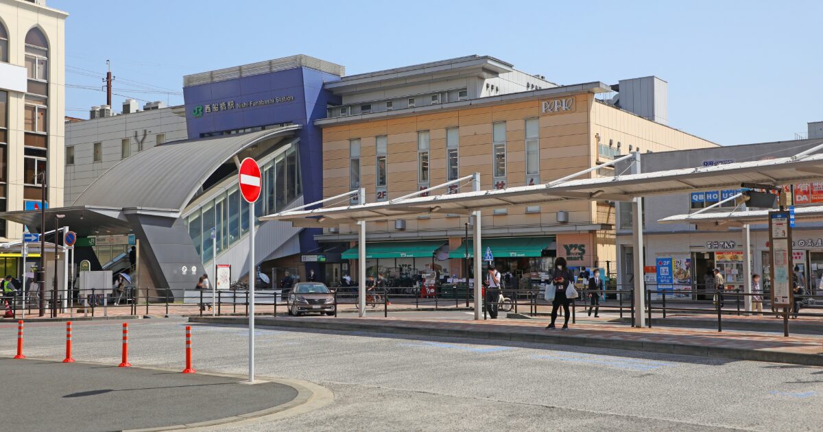 西船橋駅前のロータリーと駅舎の外観