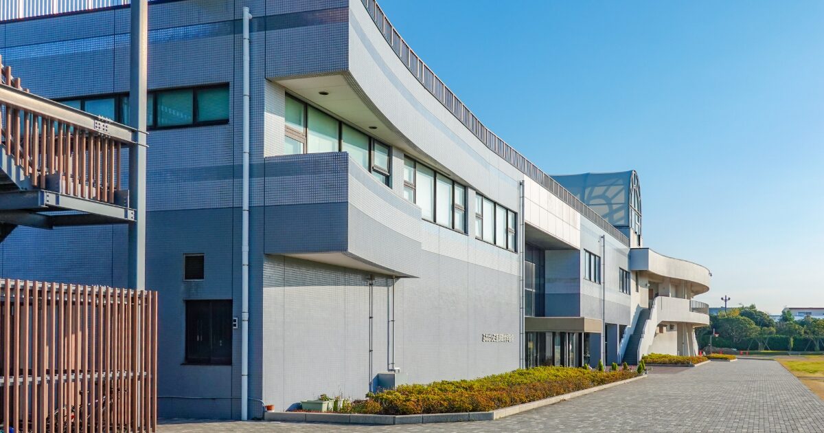 近代的な公共施設の外観と周辺の緑地