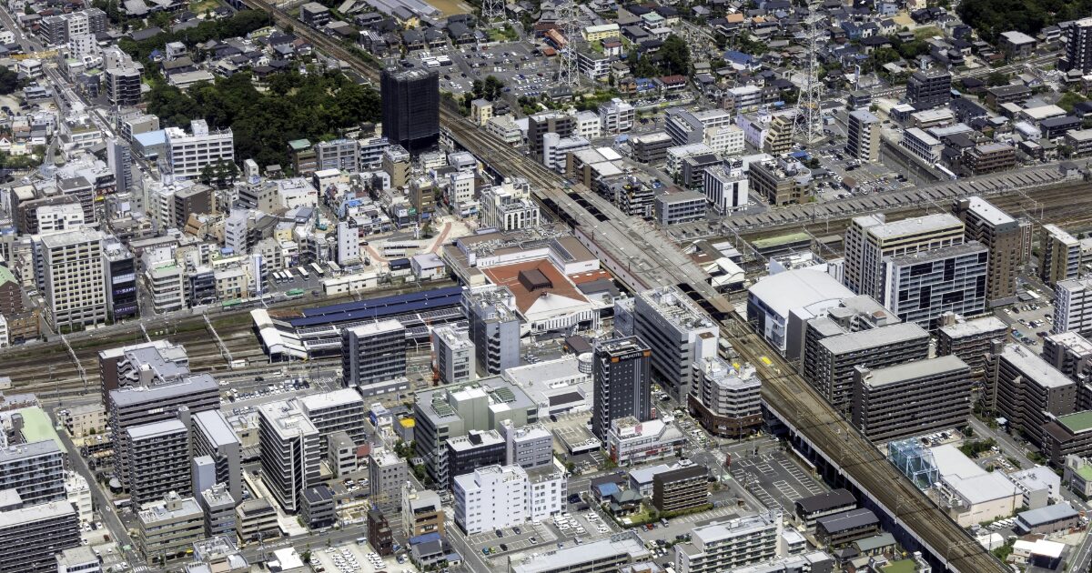 西船橋エリアの街並みと線路の空撮風景