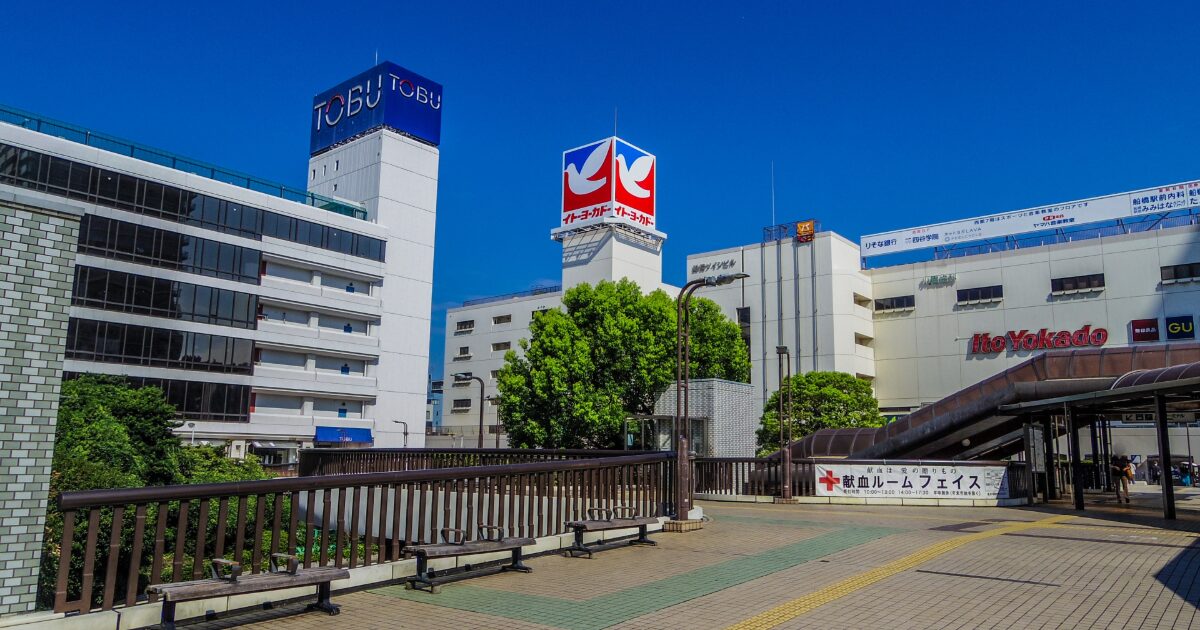 船橋駅前の商業施設と歩道デッキの風景