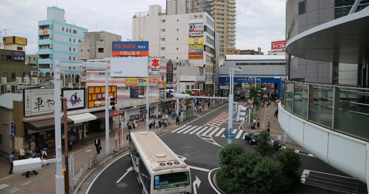 船橋駅周辺の道路とバスが行き交う街並み