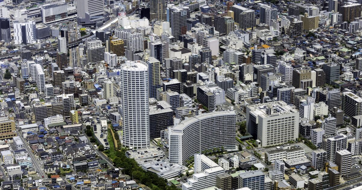 船橋市中心部の高層ビルと住宅街の空撮風景