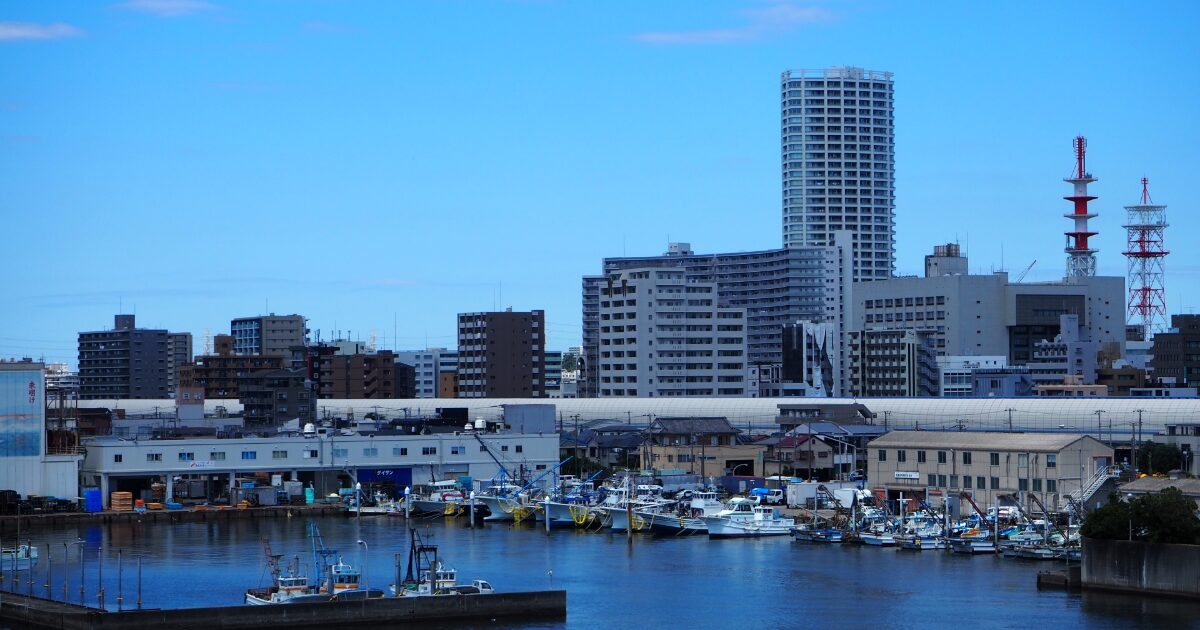 船橋港と漁船が並ぶ水辺の都市景観
