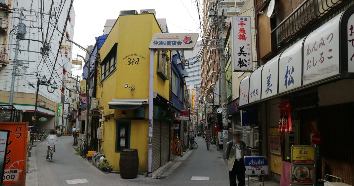 仲通り商店街の飲食店が並ぶ細い路地風景