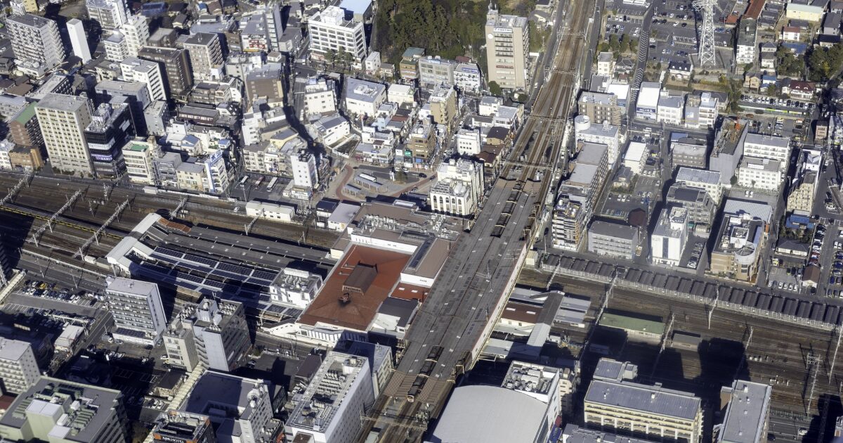 船橋駅周辺の街並みと線路の空撮風景