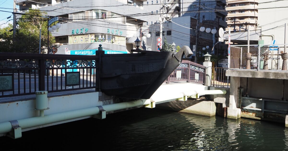 船橋の水路に架かる橋と街並みの風景