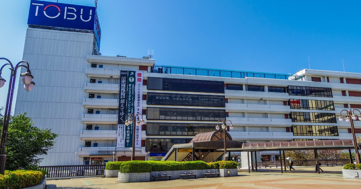 東武百貨店船橋店の外観と駅前広場の風景