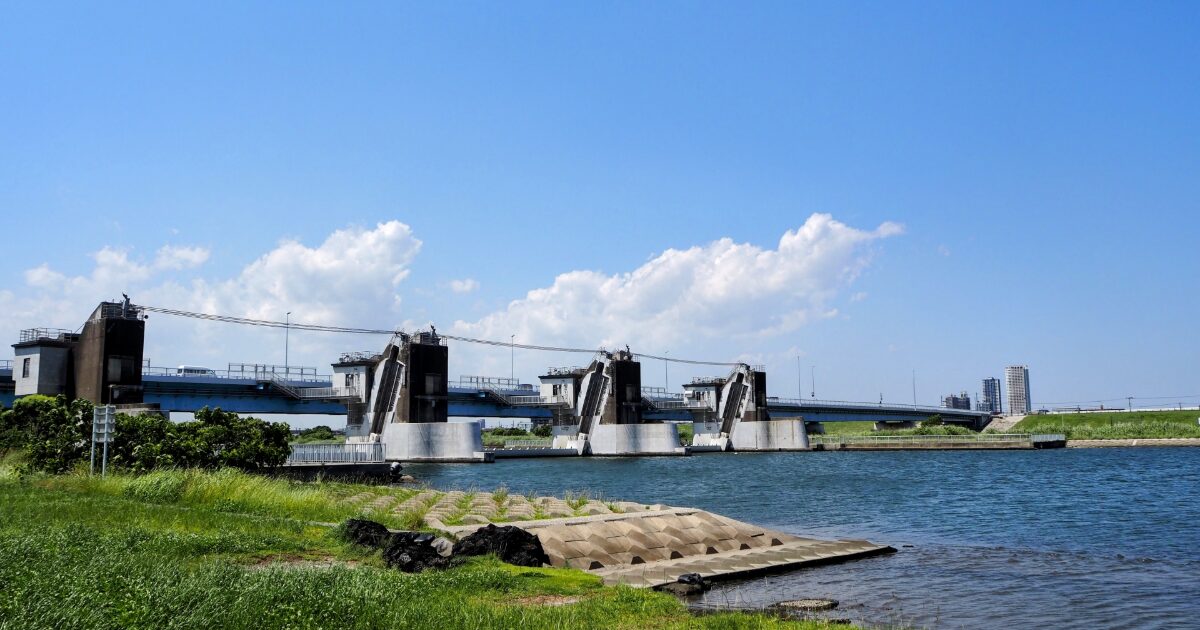 川に設置された水門と橋が並ぶ広々とした河川の景観