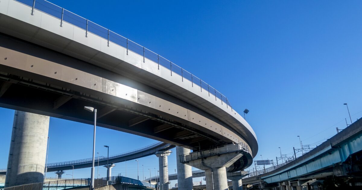 高架道路がカーブを描く都市インフラのダイナミックな構造