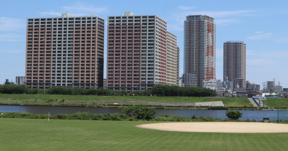 河川敷と高層マンション群が並ぶ都市郊外の住宅エリア