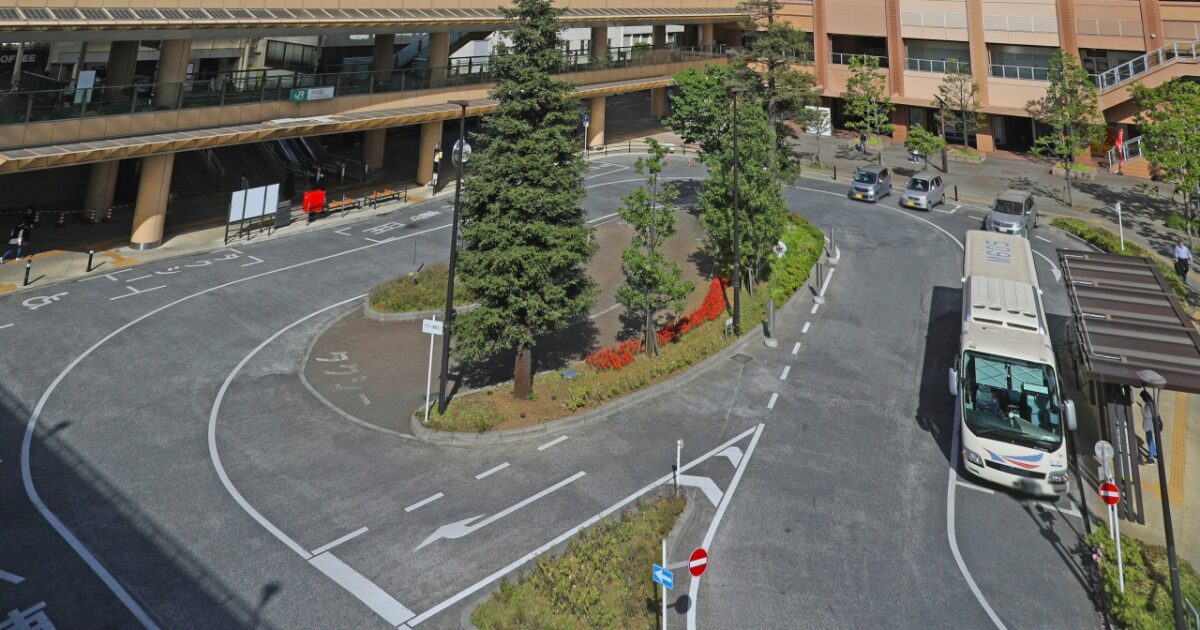 駅前ロータリーとバスが行き交う都市の交通拠点風景