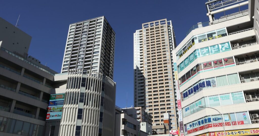 高層マンションと商業ビルが立ち並ぶ都市中心部の街並み