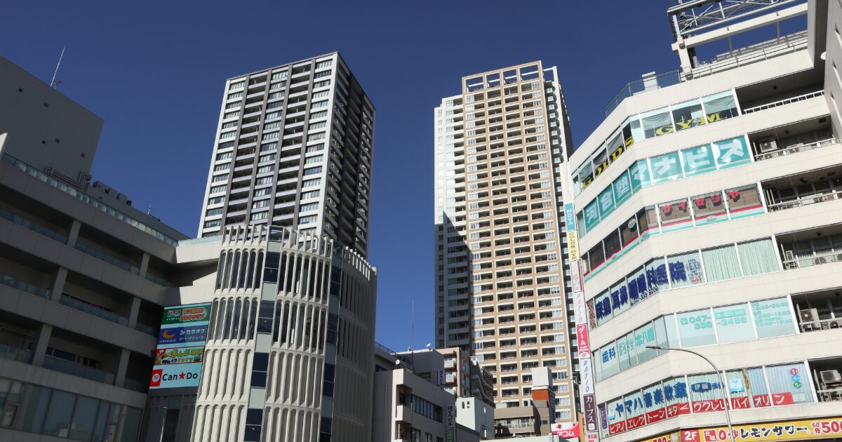 高層マンションと商業ビルが立ち並ぶ都市中心部の街並み