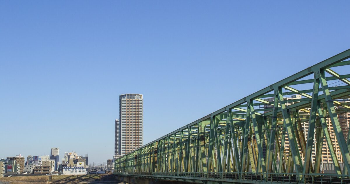 鉄橋と高層建物が並ぶ都市の鉄道インフラ風景