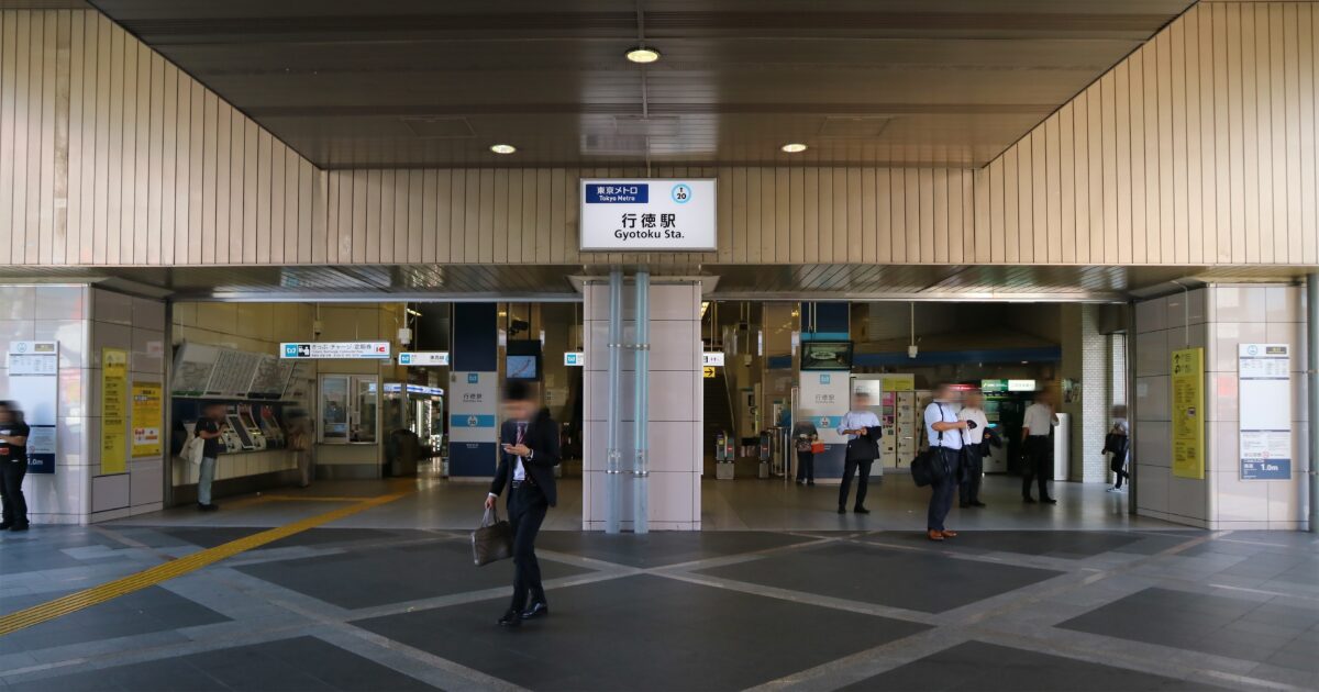 行徳駅の改札前で行き交う人々と駅構内の様子