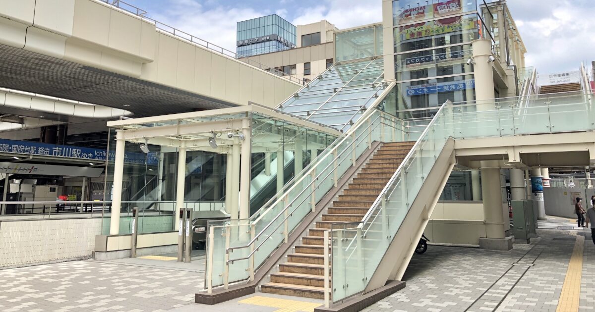 ガラス屋根と階段エスカレーターがある駅前広場