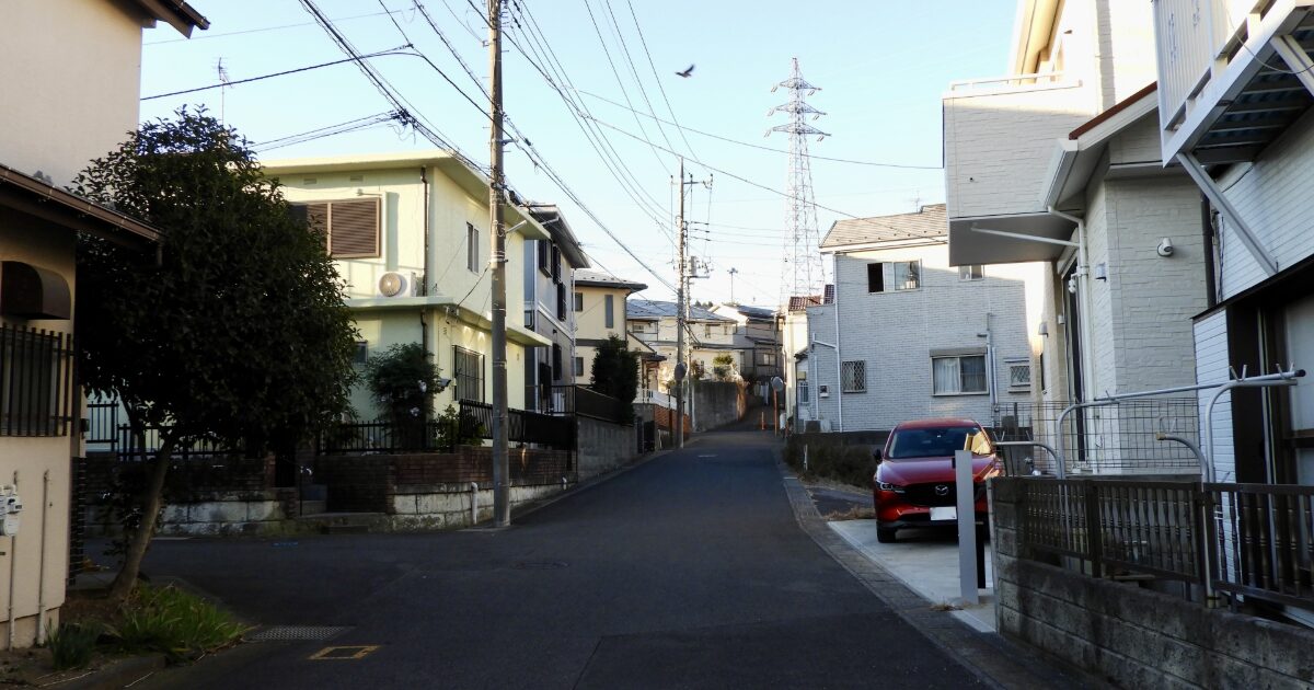 住宅街の坂道と戸建て住宅が並ぶ街並み