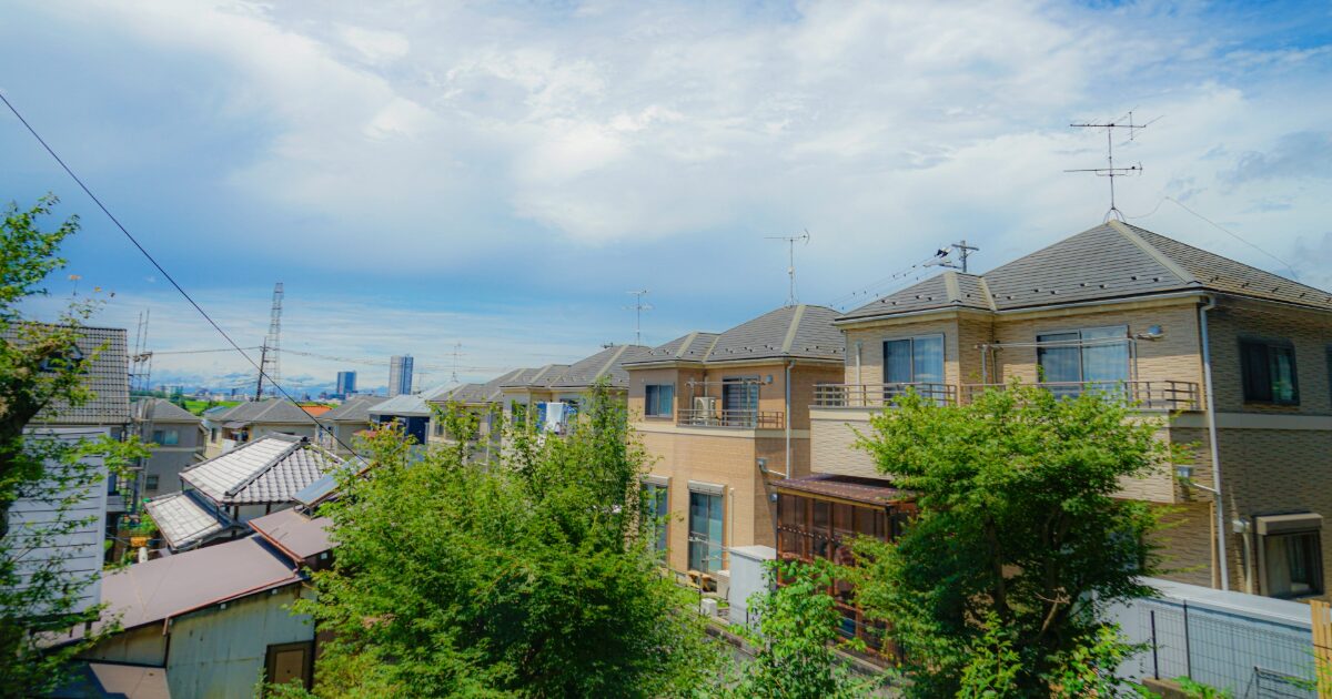 住宅街の高台から見渡す戸建て住宅と青空の風景