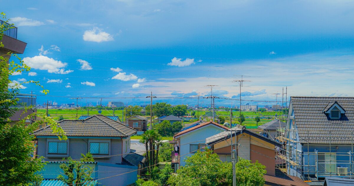 郊外住宅地と田園風景が広がる開放的な景色