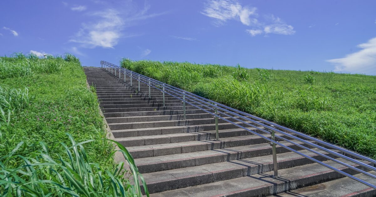 河川敷の階段と緑に囲まれた青空の風景