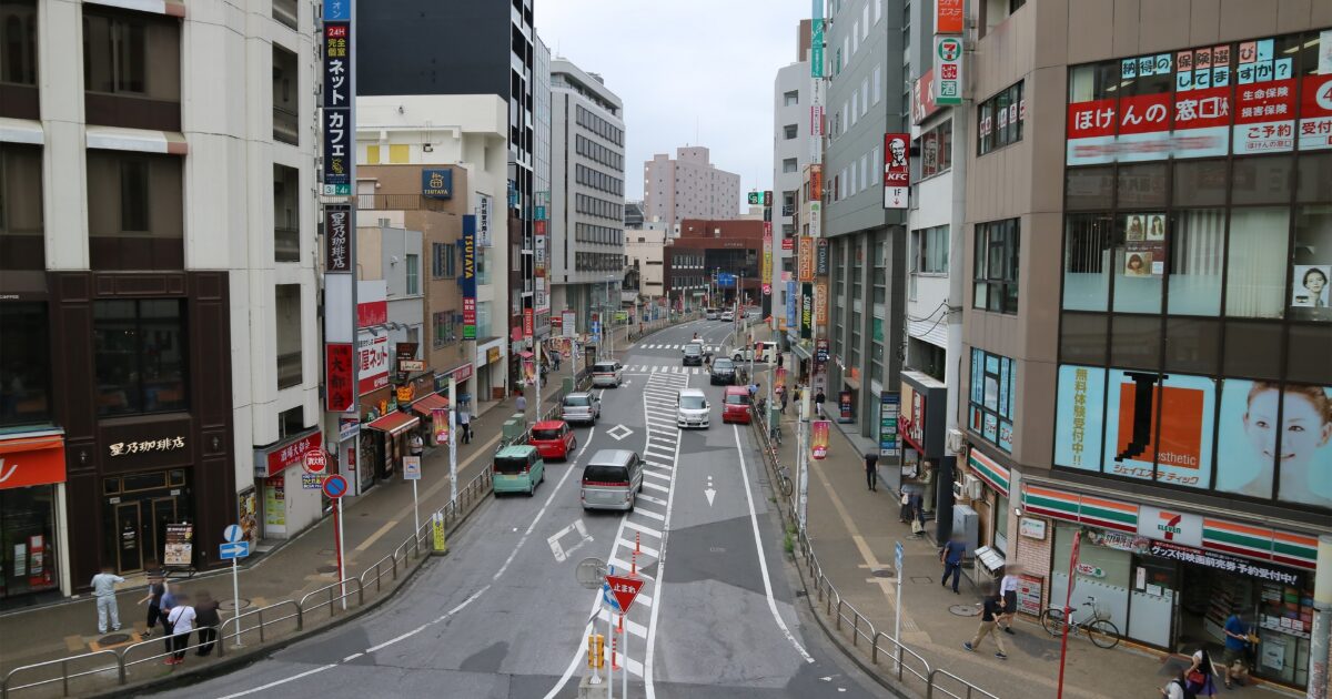 商業ビルと店舗が立ち並ぶ駅周辺の街並み